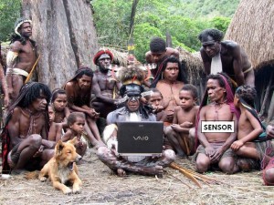 orang-asli-tengah-hutan-pakai-laptop
